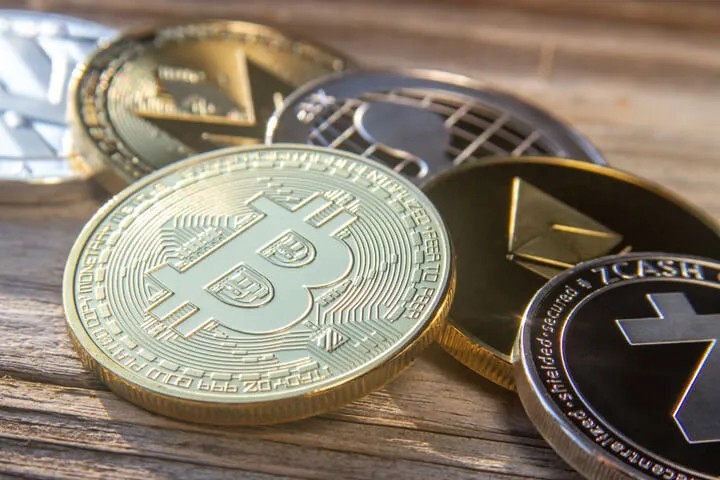Bitcoin’s Labyrinth: Navigating the Altcoin Maze